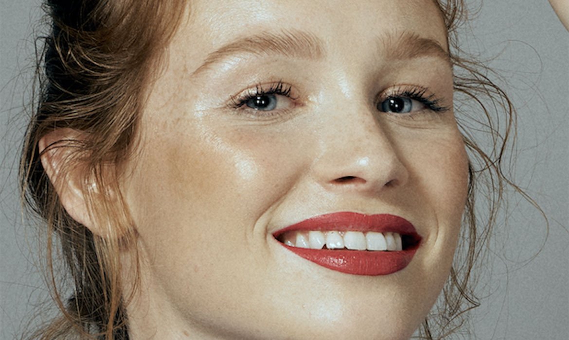 Uno de los maquillajes de Nochebuena más sencillo y más glam que te puedes marcar es en tono dorado. Ayúdate de la paleta Emotions of Nu de L’Oréal Paris para trabajar piel y ojos. ¡Vas a brillar!